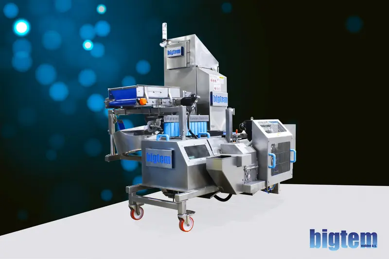 Bigtem automatic corn cutter, side view with feed belt and orientation system