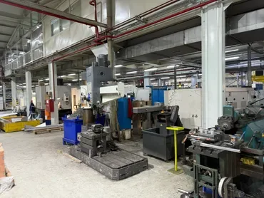 Machine shop with lathes and milling machines