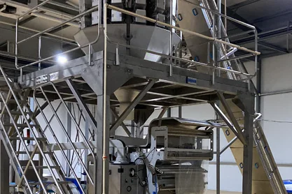 Multihead weigher on a stainless steel platform above a vertical bagging machine