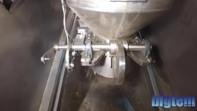 Steam peeler discharge into the screw conveyor